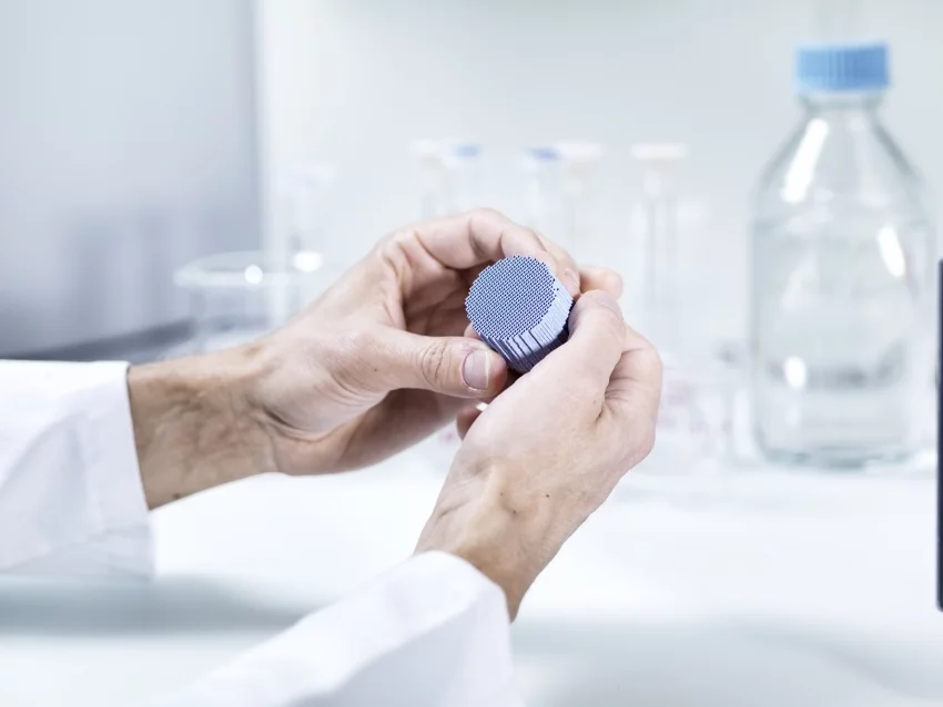 So sieht der von den PSI-Forschern hergestellte Gold-Titandioxid-Katalysator aus. Bild: Scanderbeg Sauer Photography