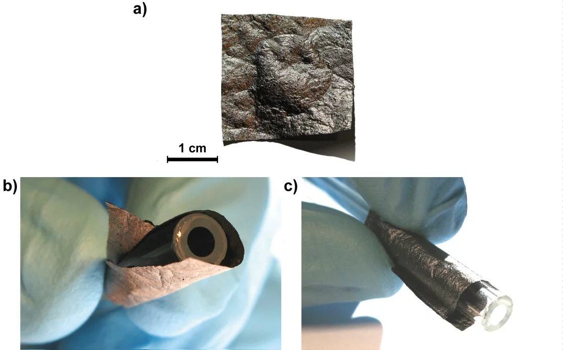 Graphenpapier ist ein biegsames Material und liesse sich somit in Kleidungsstoffe einweben (Stichwort ' wearable electronics '). Bild: Paul Scherrer Institut