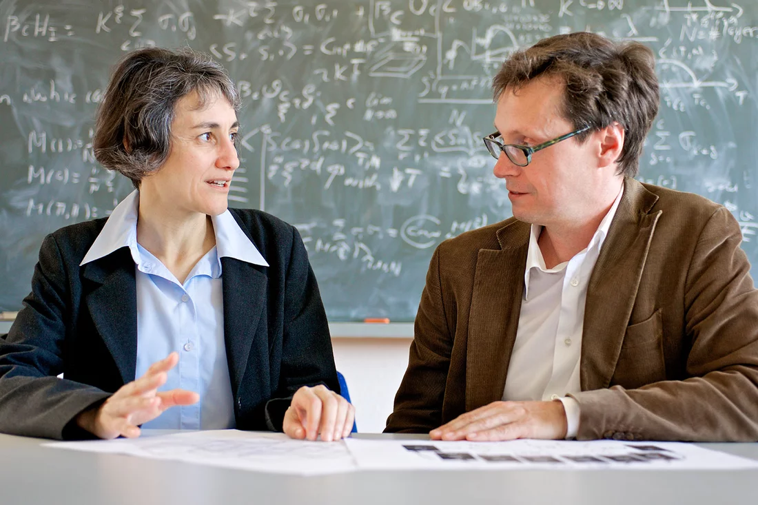 Laura Heyderman, Forscherin am PSI und ETH Zürich-Professorin, im Gespräch mit Peter Derlet von der Forschungsgruppe Therorie der Kondensierten Materie am PSI. (Foto: PSI / Markus Fischer)
