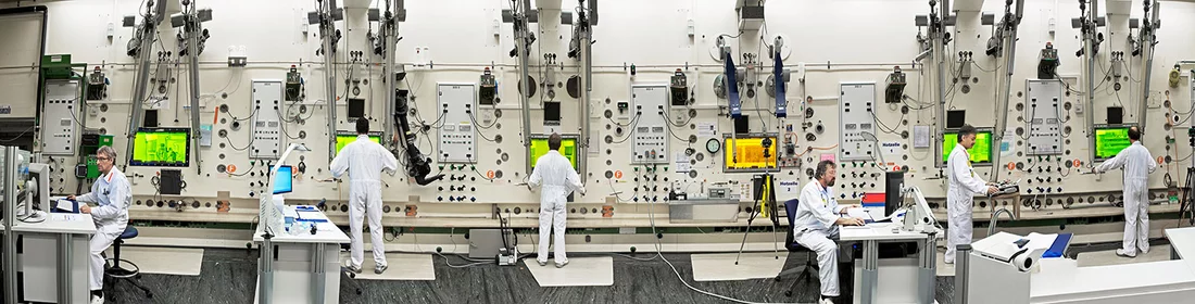 Panorama des Hotlabors mit Operateuren an den Hotzellen. Bild: Paul Scherrer Institut.