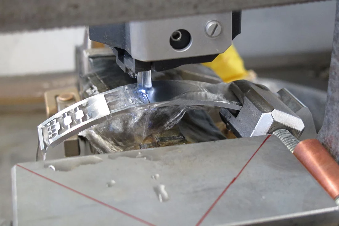 Cutting the samples out of the target demanded extreme carefulness. Source: Paul Scherrer Institute.