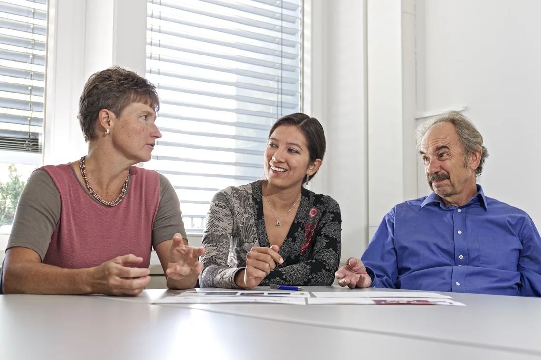 Die Wissenschaftler (v.l.n.r) Terttaliisa Lind(Gruppenleiterin), Leticia Fernandez Moguel und Jonathan Birchley leisten den PSI-Beitrag zur Rekonstruktion des Nuklearunfalls von Fukushima. Foto: Markus Fischer/ Paul Scherrer Institut.