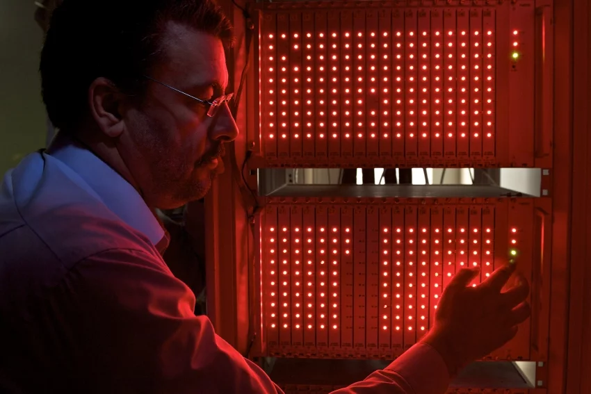 Les chercheurs au PSI suivent la trace de centaines de millions d’anti-muons par seconde. Dix ordinateurs doivent venir à bout en même temps de cette gigantesque masse de données. (Photo: Markus Fischer / PSI)