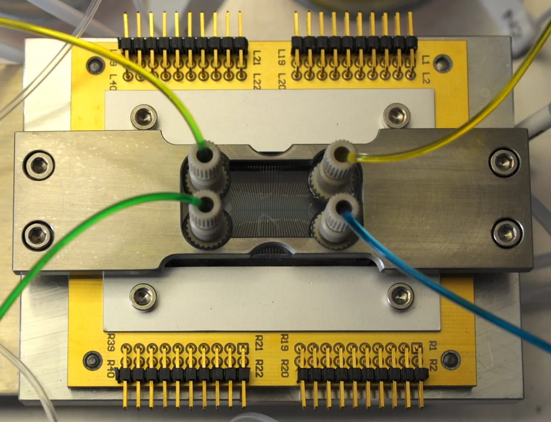Modellsystem der mit Flüssigkeit gekühlten Chip-Technologie. Bild: IBM.