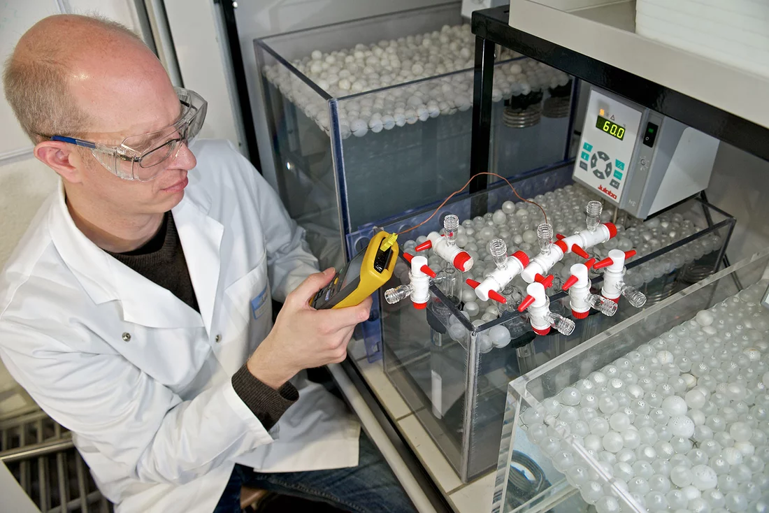 Lorenz Gubler, überprüft die Temperaturverteilung im Wasserbad für die Modifizierung des ETFE-Basisfilms durch Pfropfreaktion. Bild: Markus Fischer/Paul Scherrer Institut.
