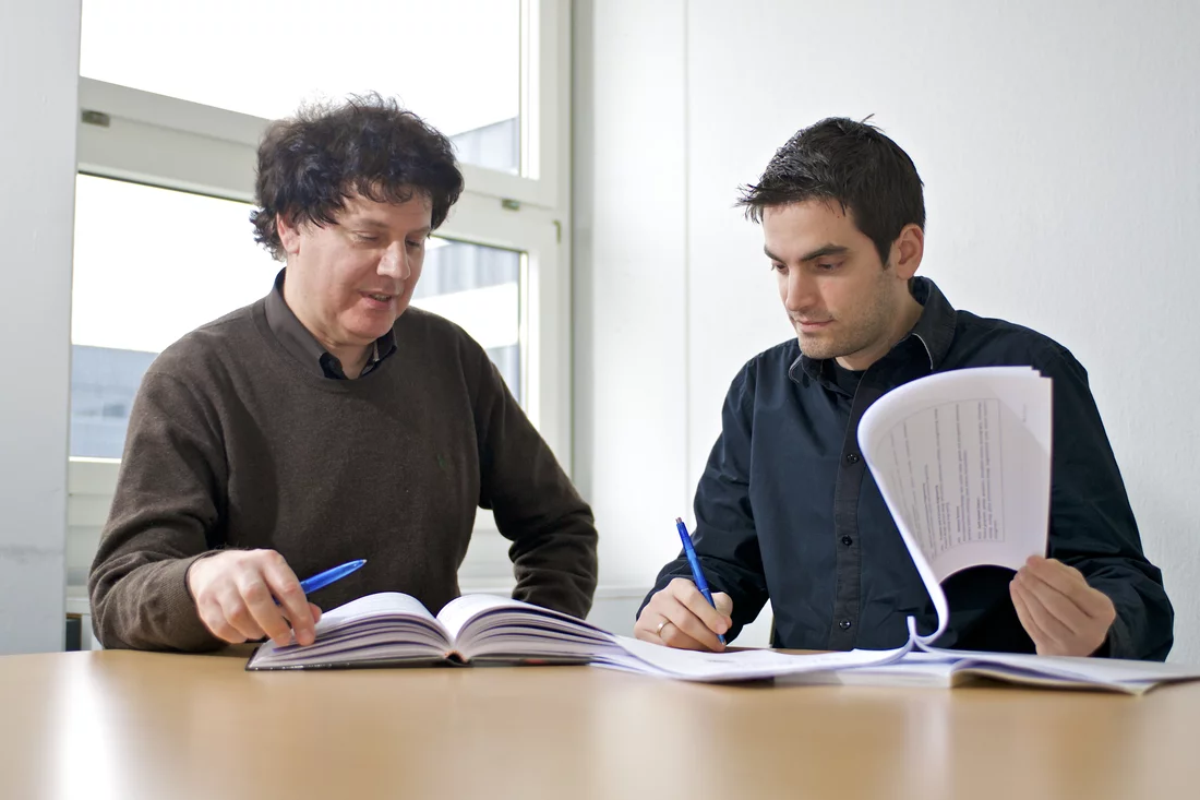 Die Forscher Ioannis Mantzaras und Nikolaos Prasianakis haben an der Entwicklung des neuen Modells mitgewirkt. Auch an der Arbeit beteiligt war die Forscherin Jinfen Kang. Nach ihrer Dissertation am PSI forscht sie nun weiter an der Ohio State University in den USA. Bild: Paul Scherrer Institut/Markus Fischer.