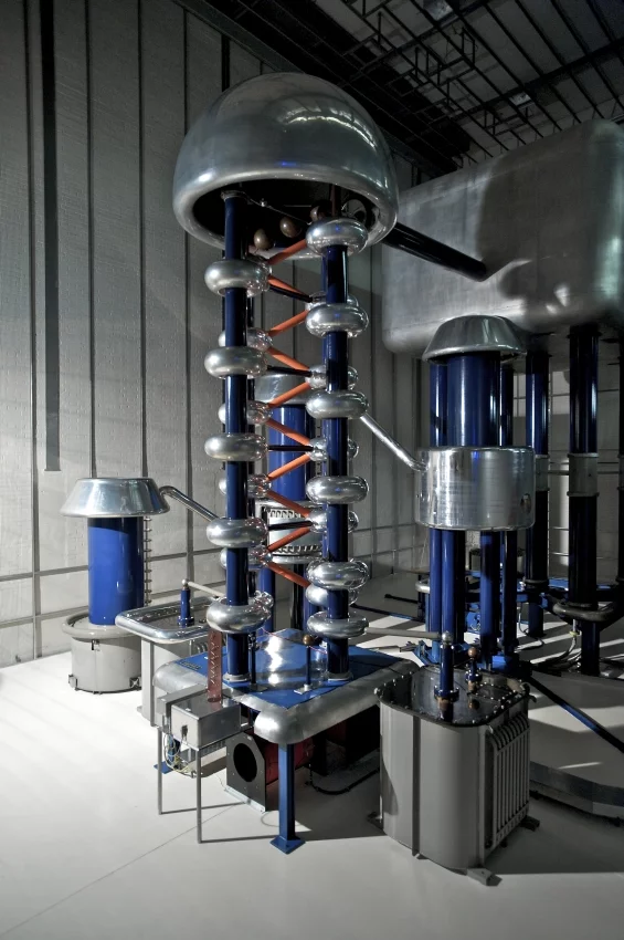 Der Cockcroft-Walton-Beschleuniger — die erste Stufe der Protonenbeschleunigeranlage. (Foto: Paul Scherrer Institut/Markus Fischer)