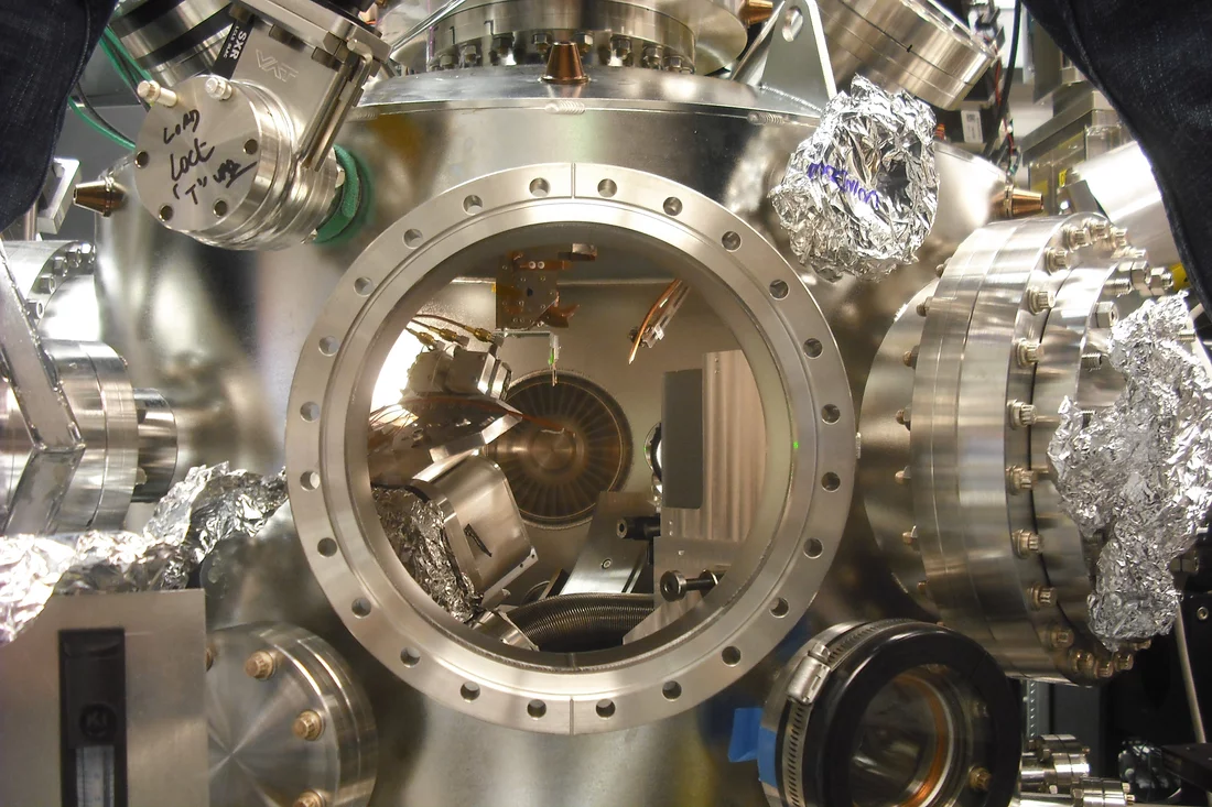 The vacuum chamber in which the sample was located during the experiment. (Photo: Teresa Kubacka)