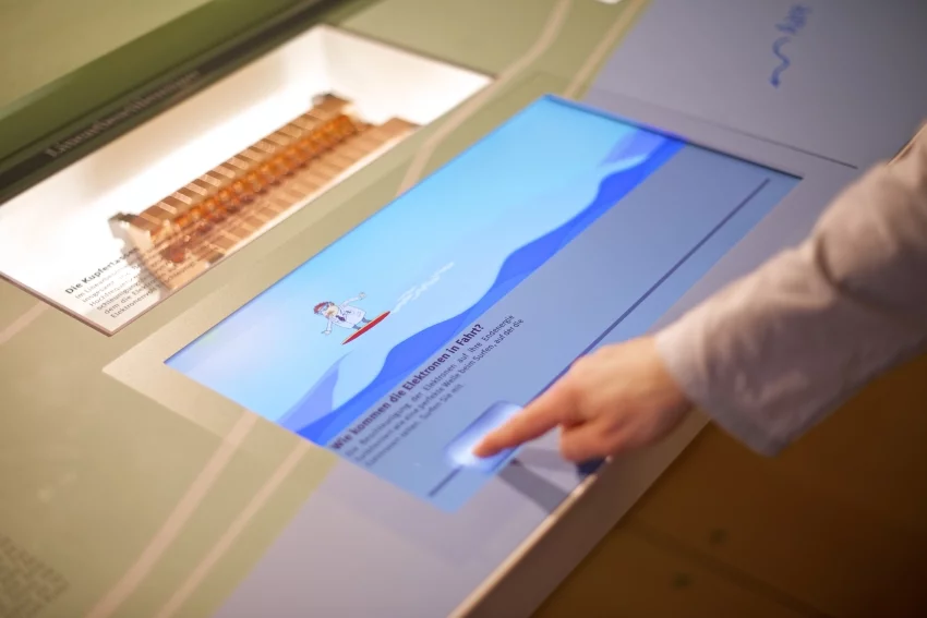 Bei der Beschleunigung der Elektronen im Linearbeschleuniger werden die Besuchenden selbst aktiv. Oberhalb: Originalkomponenten der Anlage erwecken den SwissFEL zum Leben. Foto: Markus Fischer/PSI.