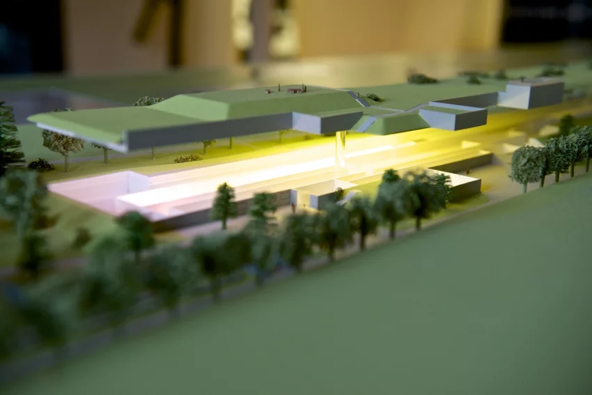 Auf Knopfdruck fährt das in der Mitte des Tisches platzierte Modell der Anlage in die Höhe und erlaubt einen Blick in das Innere der Anlage. Foto: Frank Reiser/PSI.