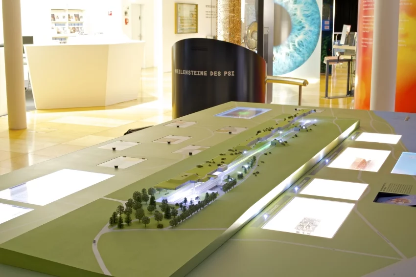 Der neue, interaktive Medientisch zum SwissFEL lädt dazu ein, die vielfältigen Aspekte der neuen Grossforschungsanlage des PSI selbst zu entdecken. Foto: Markus Fischer/PSI.