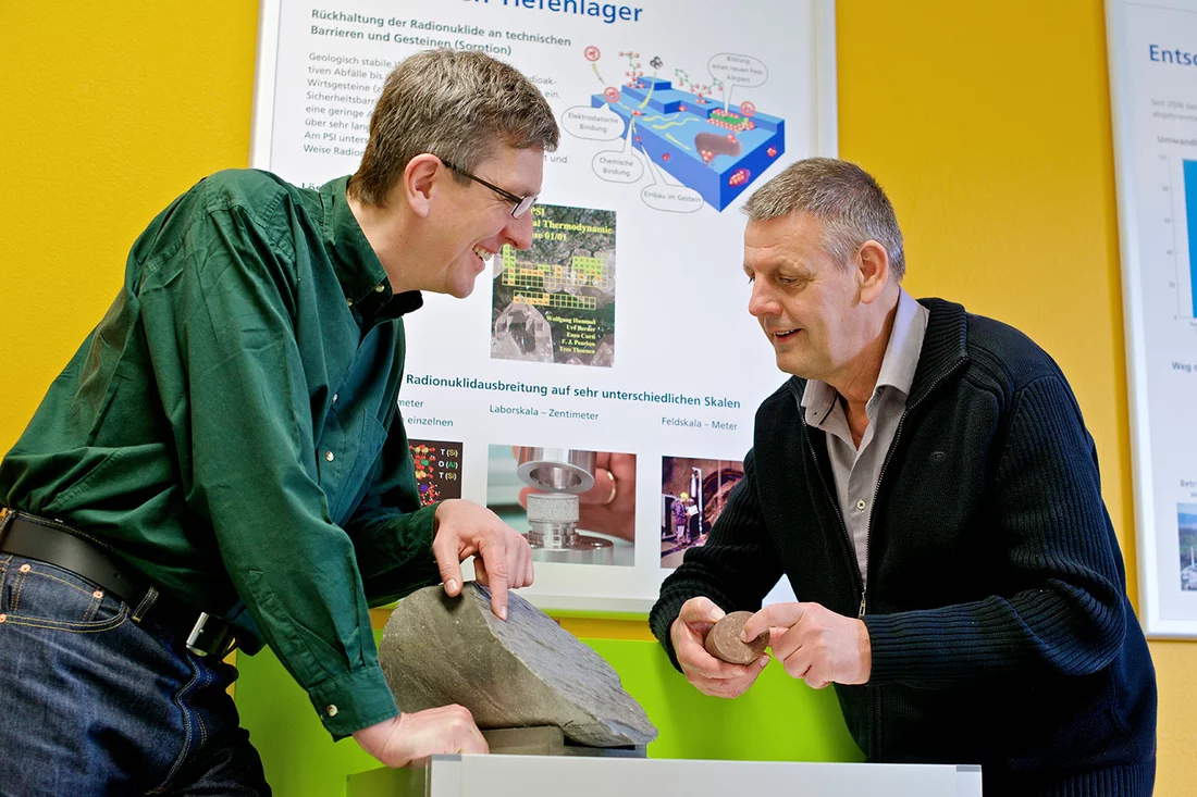 The researchers Rainer Dähn and Bart Baeyens with samples of Opalinus und Boda clay rocks. Photo: Paul Scherrer Institute/Markus Fischer.