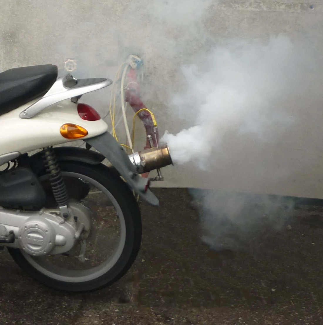 Dreckschleudern: Trotz ihrer geringen Anzahl steuern Zwei-Takt-Mopeds in vielen Städten den Grossteil der Emissionen an Feinstaub und anderen Luftschadstoffen bei. Bild: Paul Scherrer Institut