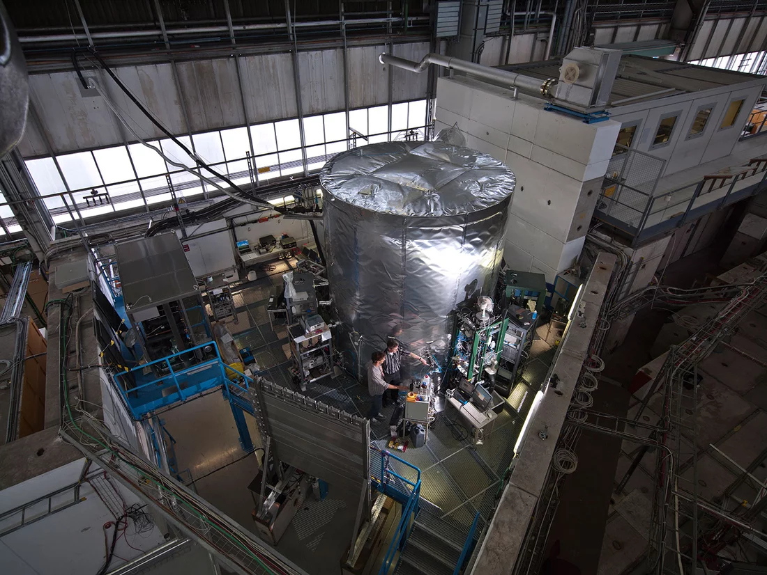 Francesco Riccobono and Urs Baltensperger at the CLOUD chamber. Copyright: CERN.
