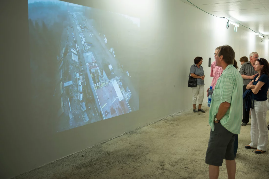 Im kühlen Strahlkanal zeigte eine Medieninstallation den bisherigen Bauverlauf. Foto: Mahir Dzambegovic/PSI.