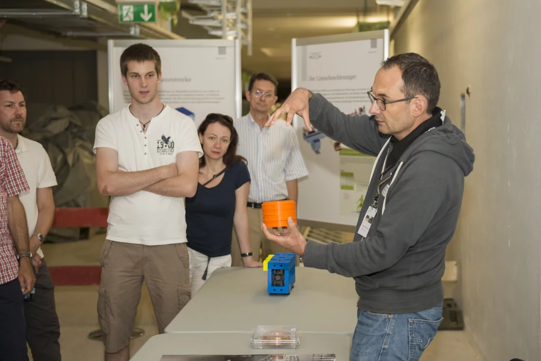 Ebenfalls im Strahlkanal: SwissFEL-Teilprojektleiter Thomas Schietinger erklärt, wie eine SwissFEL-Beschleunigerstruktur entsteht. Foto: Mahir Dzambegovic/PSI.