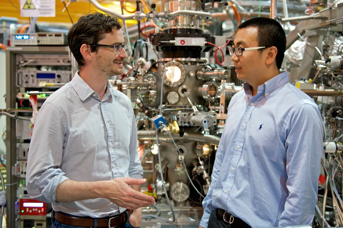 Die SIS-Strahllinie an der SLS, an der die Eigenschaften von SmB6 untersucht worden sind. Im Bild die PSI-Wissenschaftler Nicholas Plumb und Nan Xu. Foto: Paul Scherrer Institut/Markus Fischer