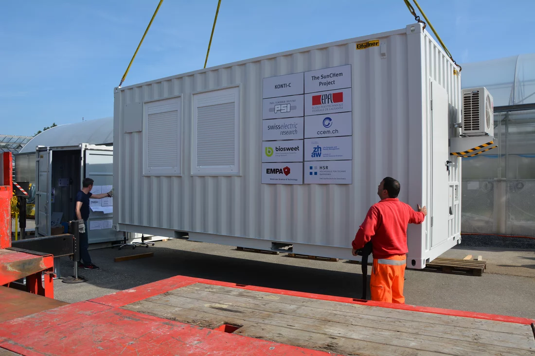 Die Methanierungsanlage beim Entladen in Wädenswil. Im Hintegrund das Treibhaus, in dem sich der Algenbioreaktor befindet. Foto: Paul Scherrer Institut.