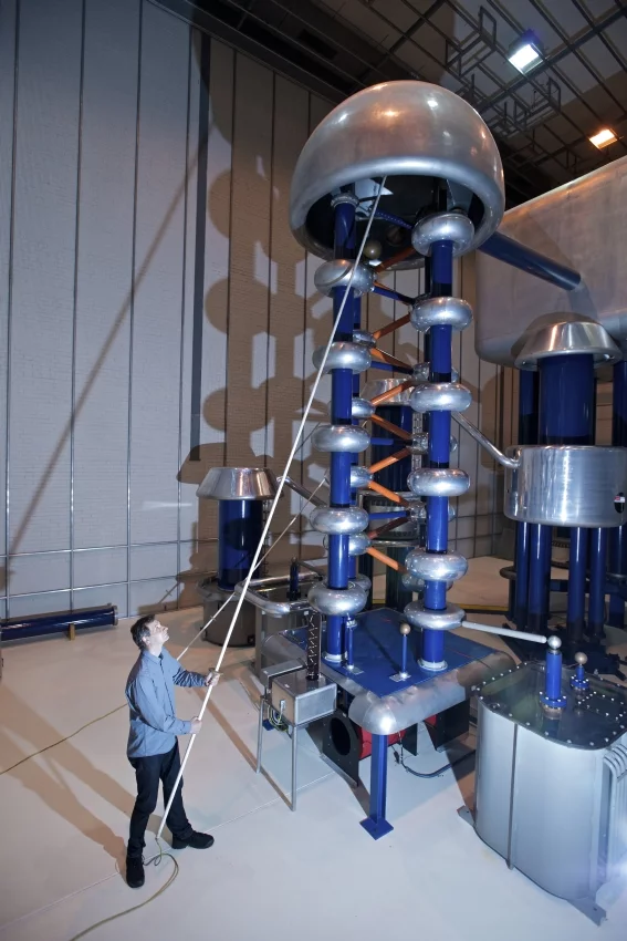 Joachim Grillenberger is grounding the Cockcroft-Walton to earth. (Photo: Paul Scherrer Institute)