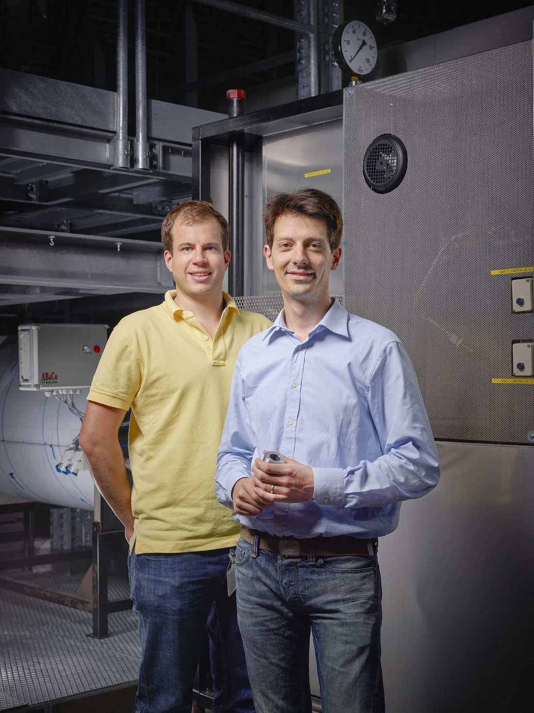 Markus Obrist vom PSI und Giacomo Colmegna von der Tessiner Firma Casale forschen an effizienten Verfahren zur Herstellung von Grundstoffen für die chemische Industrie. (Foto: Scanderbeg Sauer Photography)