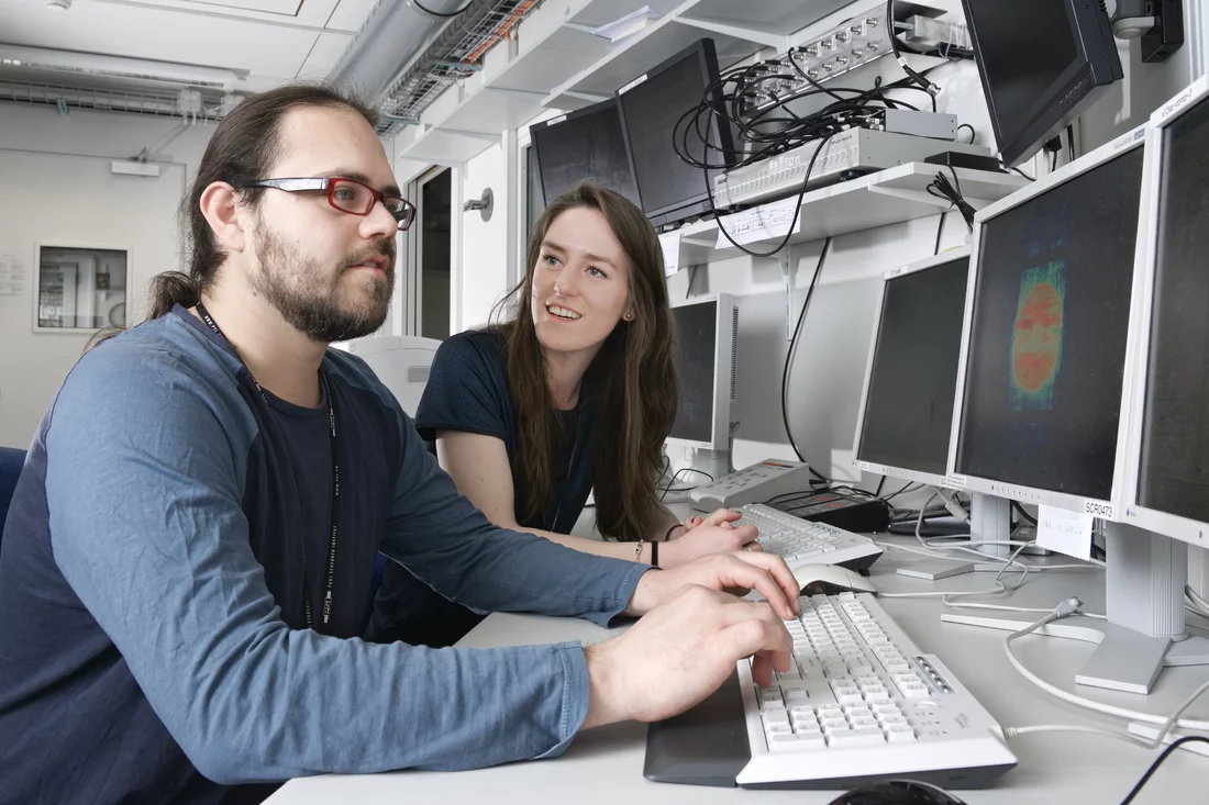 Manuel Guizar-Sicairos, Strahllinienwissenschaftler an der SLS, und Claire Donnelly besprechen die Ergebnisse ihres Experiments. (Paul Scherrer Institut/Markus Fischer)