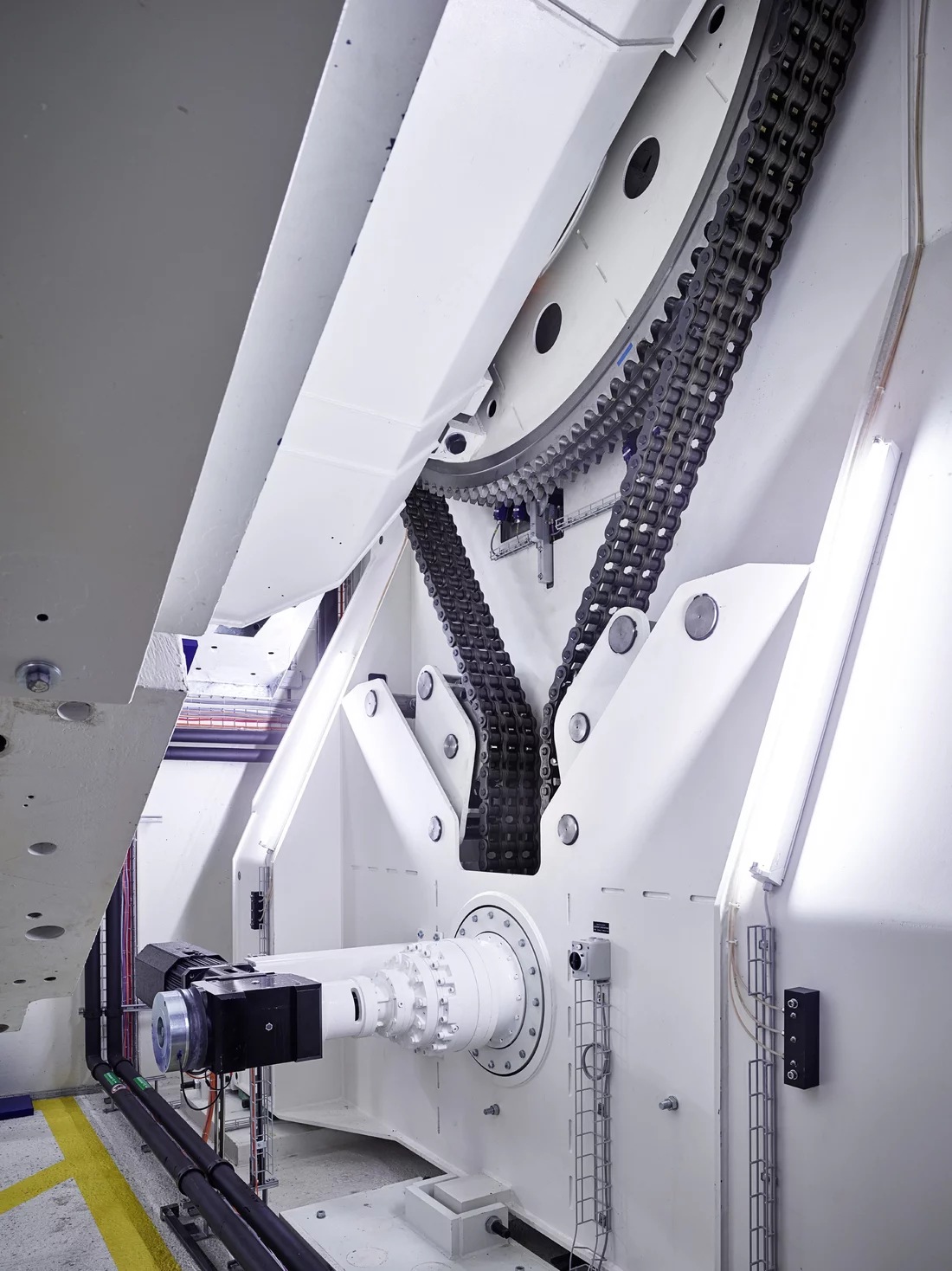 Pour un traitement efficace, il faut que le patient soit irradié depuis plusieurs angles avec des protons. De lourdes chaînes d'entraînement permettent de déplacer au millimètre près les quelque 250 tonnes de la Gantry 2 du PSI, qui dirige le faisceau de protons sur le patient.  (Photo : Scanderbeg Sauer Photography)