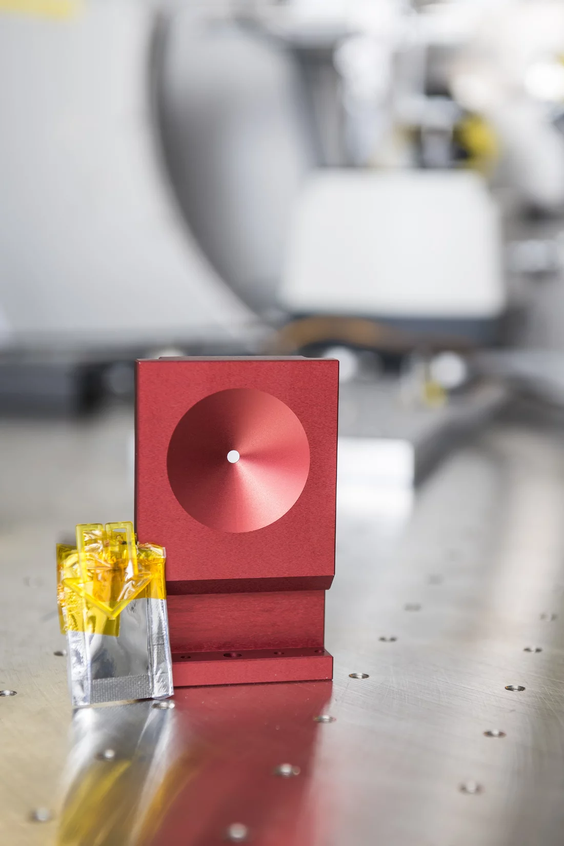 The LFP cell (left) at which the measurements were done. Next to it, on the right-hand side, is the sample holder that served to fix the cell for the experiments. (Photo: Paul Scherrer Institute/Mahir Dzambegovic)