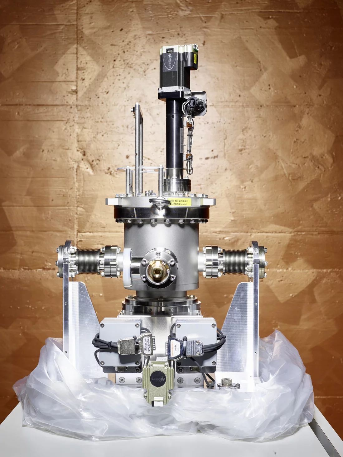 For the experiments conducted at SwissFEL to succeed, it is essential for the pulses of X-ray light to have the right properties. The device depicted, for instance, records the exact position of the individual pulses of X-ray light. (Photo: Scanderbeg Sauer Photography)