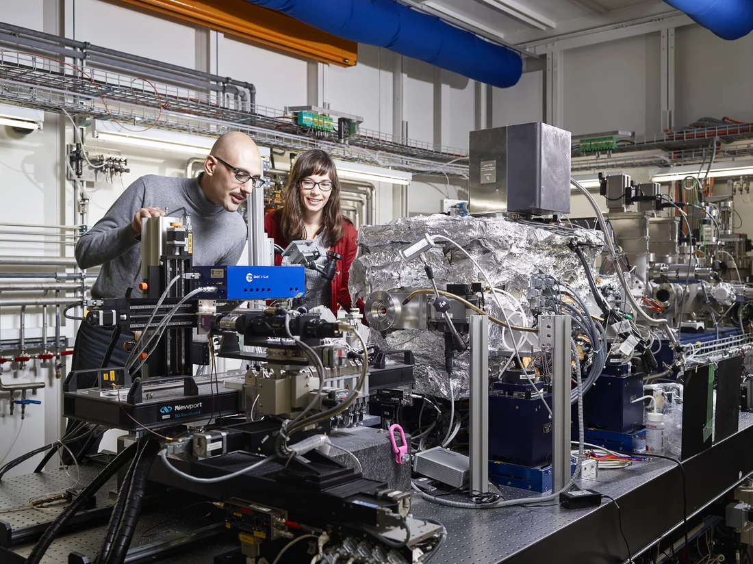 An der Synchrotron Lichtquelle Schweiz SLS gibt es mehr als 20 Messplätze, an denen unterschiedliche Fragestellungen untersucht werden können. Im Bild ein Messplatz, an dem die Grundlagen katalytischer Prozesse erforscht werden. Die Katalyse beschleunigt chemische Reaktionen und macht somit viele Energieumwandlungsprozesse effizienter oder überhaupt erst möglich. (Foto: Scanderbeg Sauer Photography)