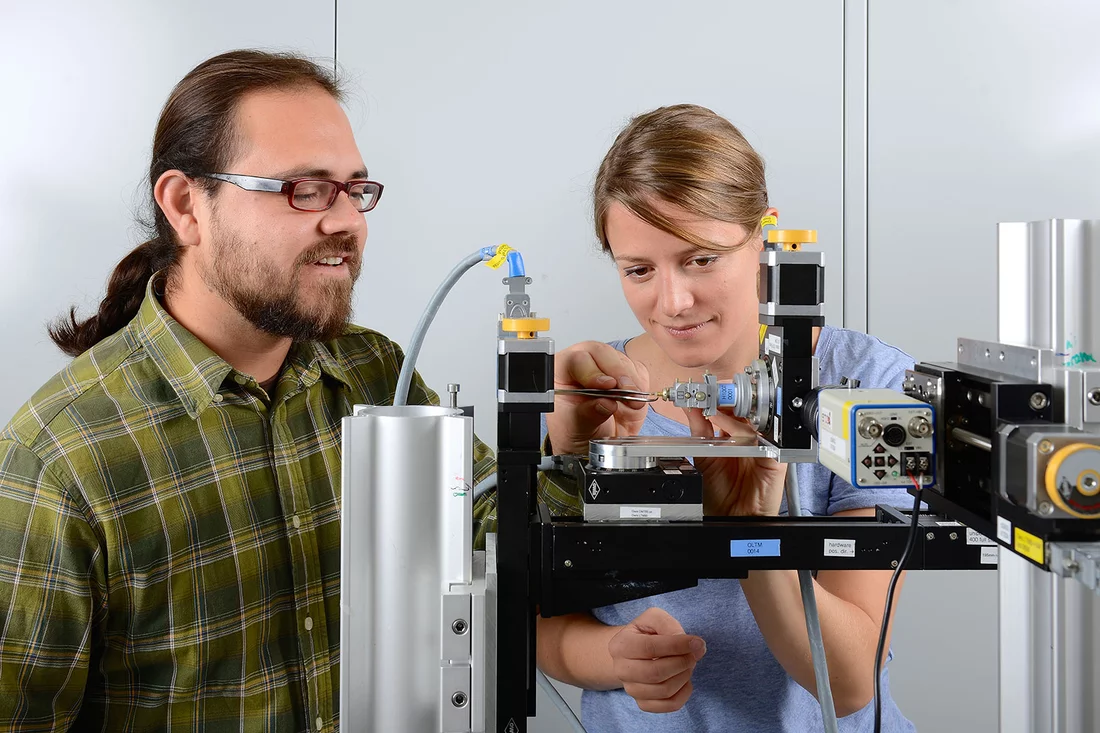 Manuel Guizar-Sicairos et Marianne Liebi ont travaillé ensemble lors des mesures sur un fragment d’os et ont développé l’algorithme complexe qui a permis d’analyser leurs données. (Photo : Institut Paul Scherrer/Markus Fischer)