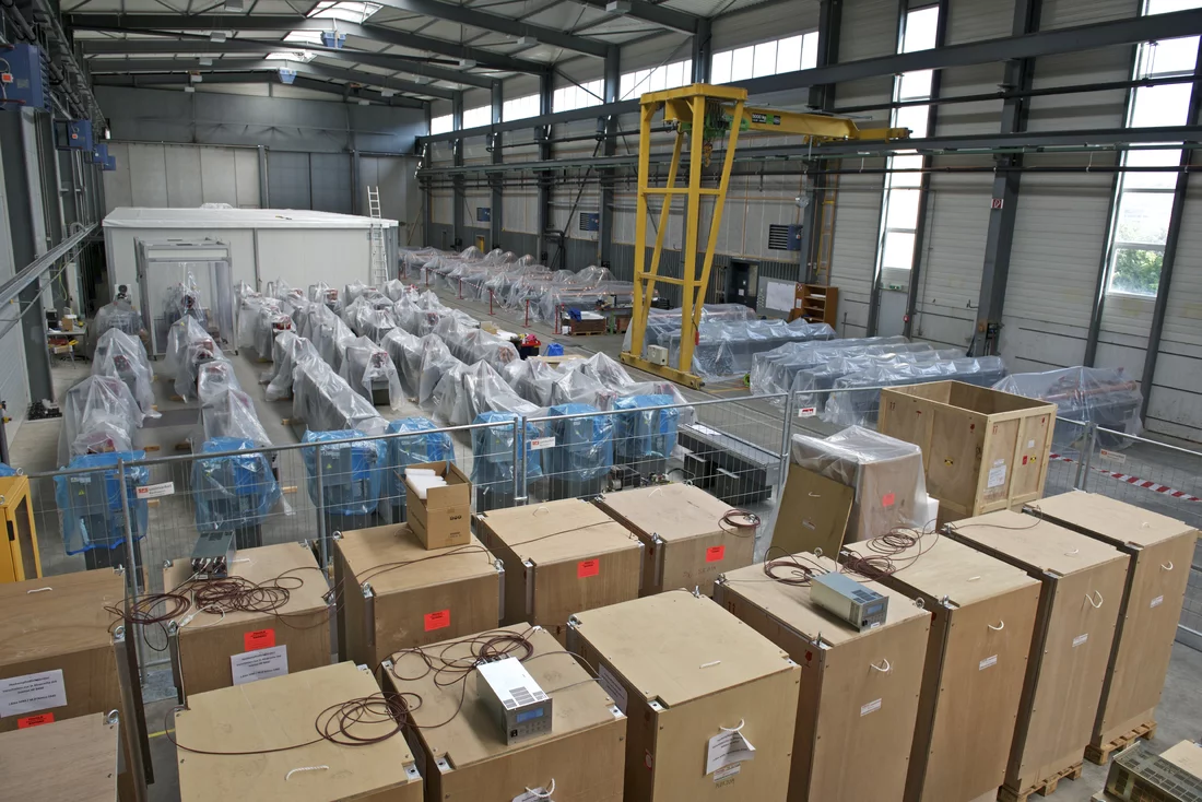 Die paarweise vormontierten Beschleunigerstrukturen für den Linearbeschleuniger warten in der Formbetonhalle Würenlingen darauf, abgeholt zu werden.