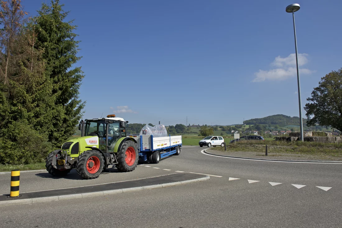 Es muss nicht immer Hightech sein. Für den Transport der Komponenten reicht zuweilen ein gewöhnlicher Traktor mit offenem Anhänger – sofern das Wetter mitspielt.