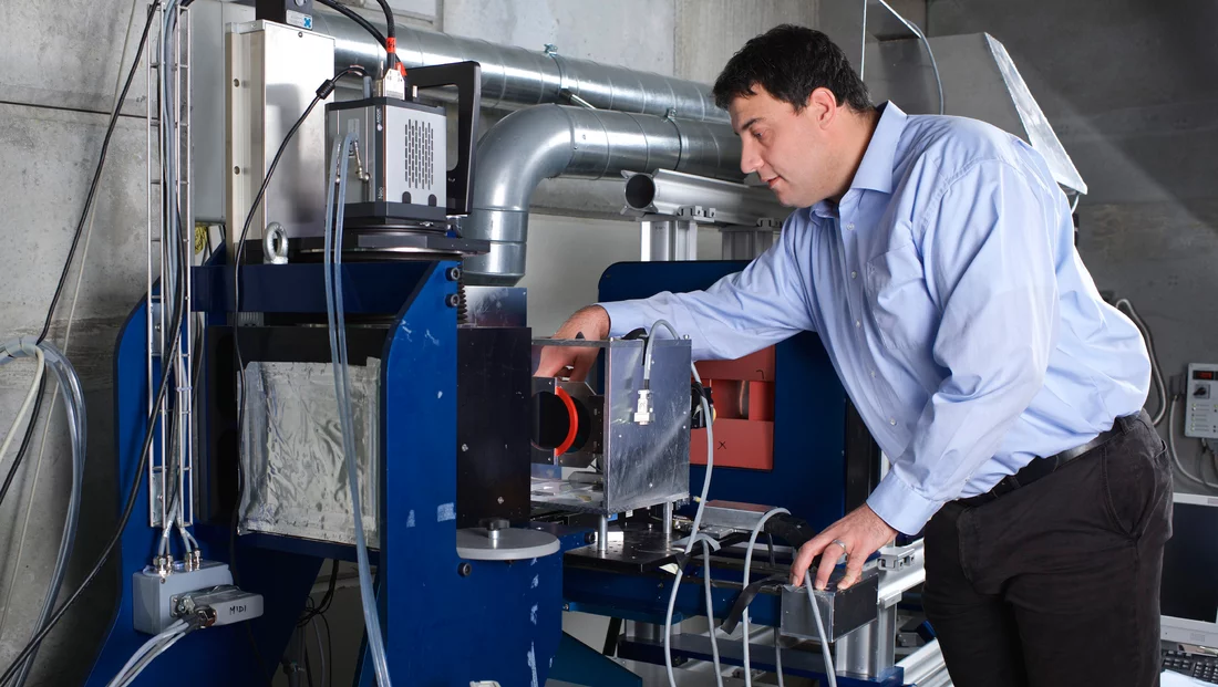 PSI researcher Christian Grünzweig mounting the sample for an experiment on flux tubes in the superconducting metal niobium at the ICON measuring station at the Swiss Spallation Neutron Source SINQ.  (Photo: Paul Scherrer Institute/Markus Fischer)
