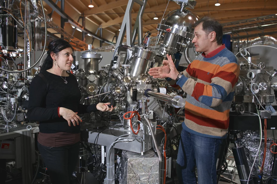 Die Forschenden Claudia Cancellieri und Vladimir Strocov am Messplatz ADRESS der Synchrotron Lichtquelle Schweiz SLS des Paul Scherrer Instituts. Hier haben sie den elektrischen Strom im Inneren eines komplexen Materials untersucht und so Erkenntnisse gewonnen, die für die Entwicklung energiesparender Elektronikbauteile nützlich sein dürften. (Foto: Paul Scherrer Institut/Markus Fischer)