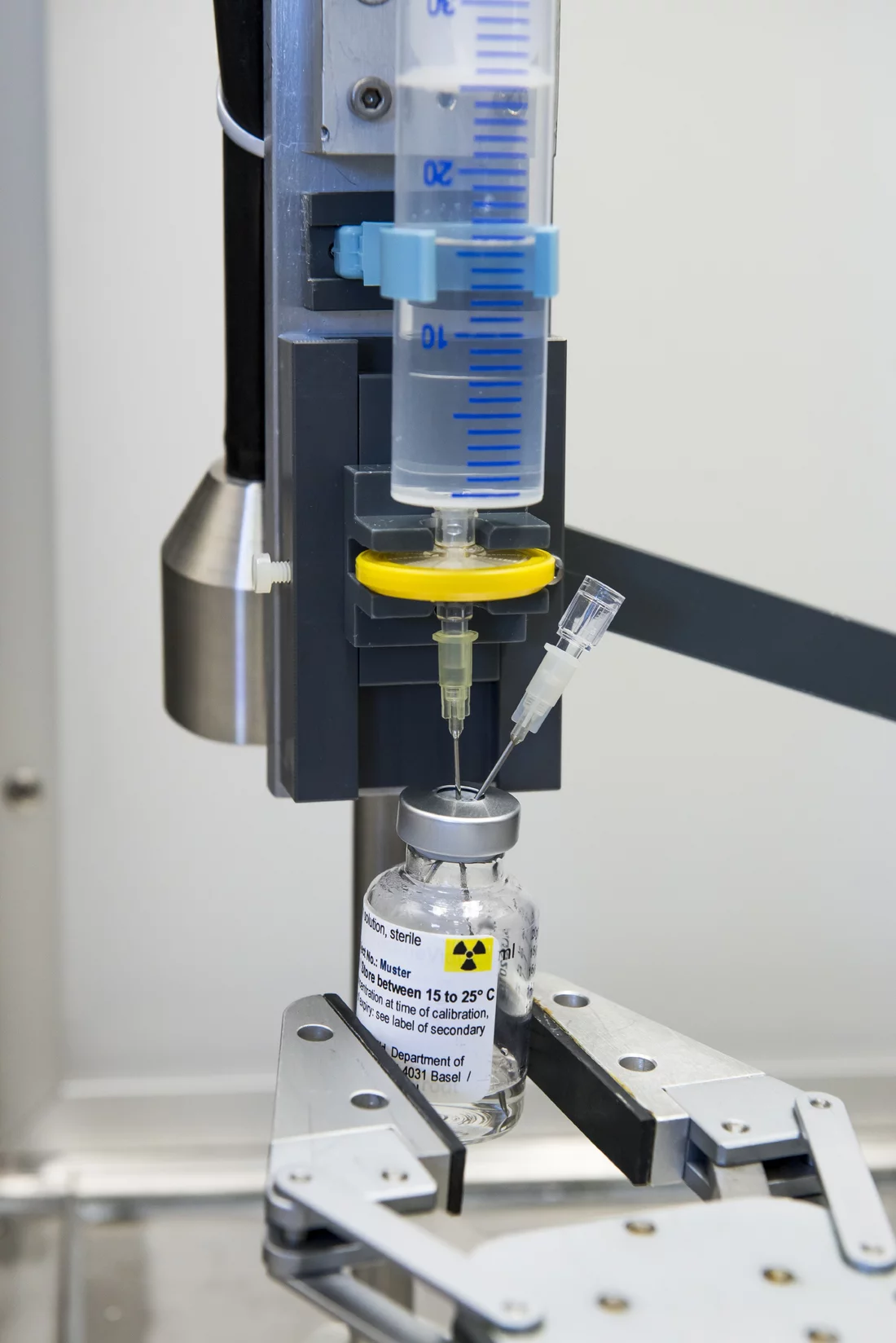 Die Abfüllanlage für ein radioaktives Arzneimittel. Der gelbe Sterilfilter verhindert, dass Keime in das Gefäss mit dem Endprodukt gelangen. Am PSI werden radioaktive Medikamente für klinische Studien unter streng überwachten Bedingungen hergestellt. Sie sollen einmal Krebspatienten helfen. (Foto:  Paul Scherrer Institut/Mahir Dzambegovic)