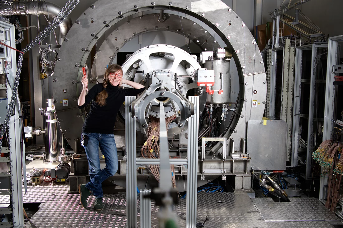 Angela Papa ist Teilchenphysikerin am PSI und am MEG-Experiment beteiligt. Dieses Grossexperiment sucht unter Billionen von Teilchenzerfällen einen ganz bestimmten Zerfall: den Zerfall eines Myons in ein Elektron und ein Lichtteilchen. Bislang wurde dieser nicht gefunden, was es den Forschern nun ermöglicht, eine neue Obergrenze für die Wahrscheinlichkeit des Zerfalls zu beziffern. Demnach ist seine Wahrscheinlichkeit kleiner als 1 zu 2,4 Billionen. Diese Bezifferung der Wahrscheinlichkeit hilft bei der Üb…