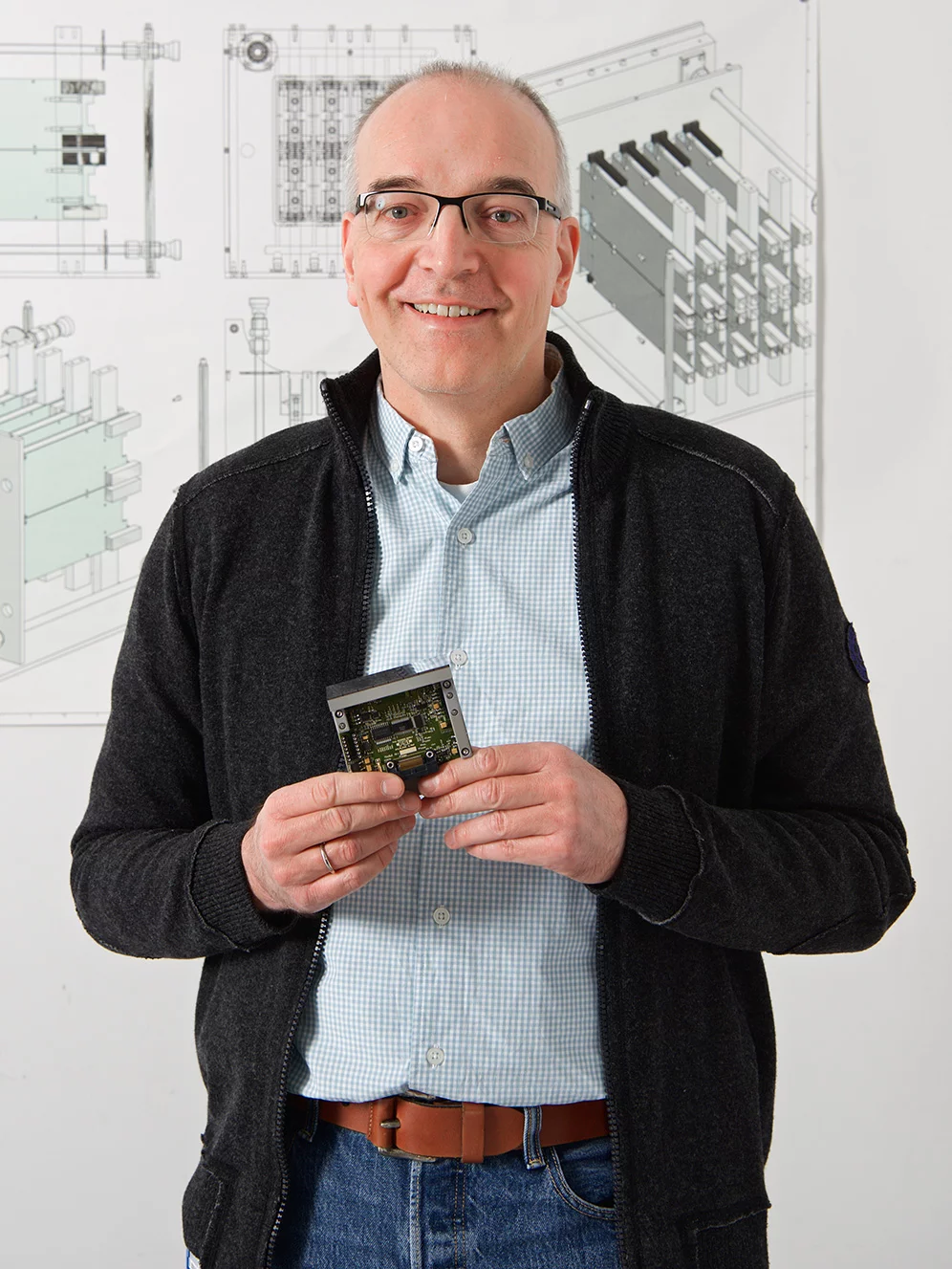 Bernd Schmitt mit dem Modul eines frühen PILATUS-Detektors. Schmitt ist Leiter der Forschungsgruppe für Detektorentwicklung an der Synchrotron Lichtquelle Schweiz SLS. Seine Arbeitsgruppe ist eine der führenden in der Entwicklung von Röntgendetektoren für Grossforschungsanlagen auf der ganzen Welt. (Foto: Paul Scherrer Institut/Markus Fischer)