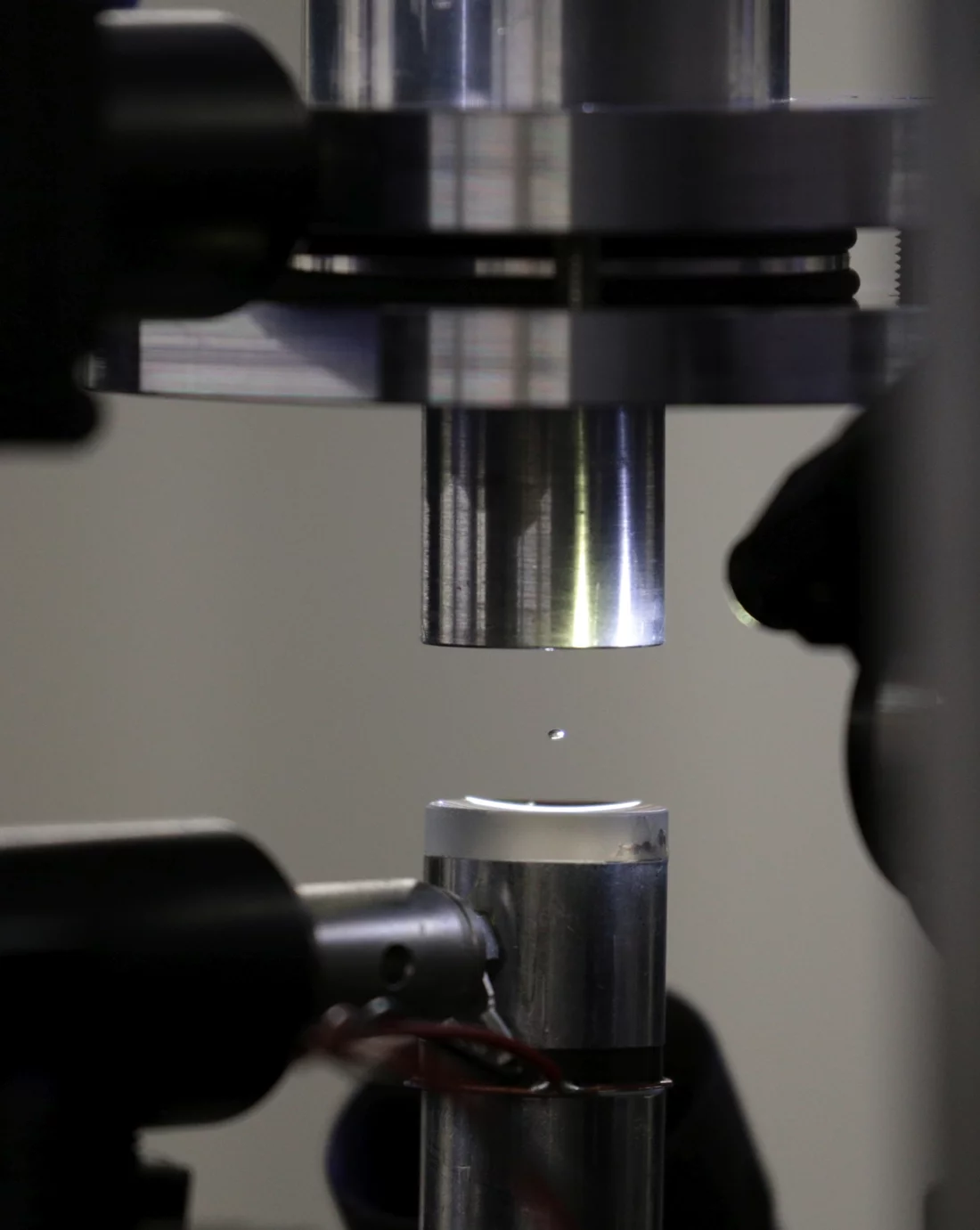 With an ultrasound plate, the researchers caused a tiny drop of fluid, around one millimetre in diameter, to levitate. Freely moving within it: the protein crystal to be analysed. (Photo: Paul Scherrer Institute/Takashi Tomizaki)