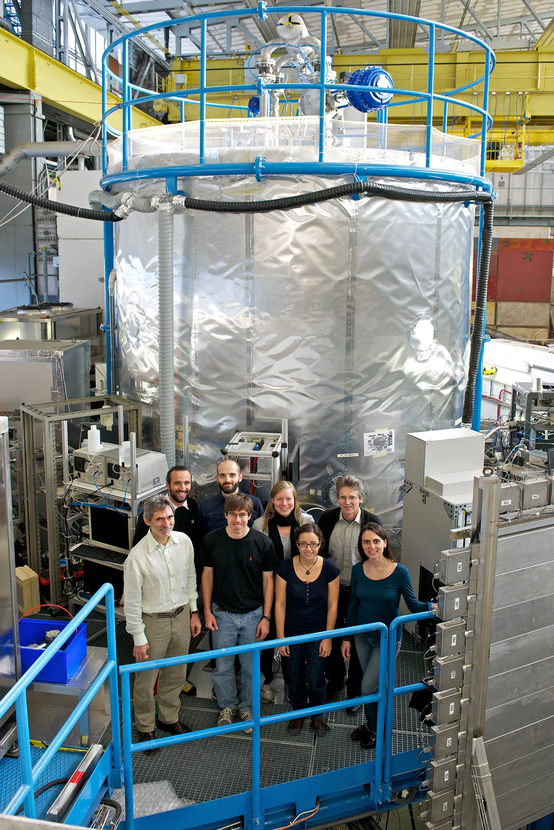 PSI-Forschende vor der CLOUD-Kammer am CERN. Vordere Reihe von links nach rechts: Josef Dommen, Jay Slowik, Jasmin Tröstl, Carla Frege. Hintere Reihe: Federico Bianchi, Ugo Molteni, Claudia Fuchs, Urs Baltensperger. (Foto: Paul Scherrer Institut/Markus Fischer)