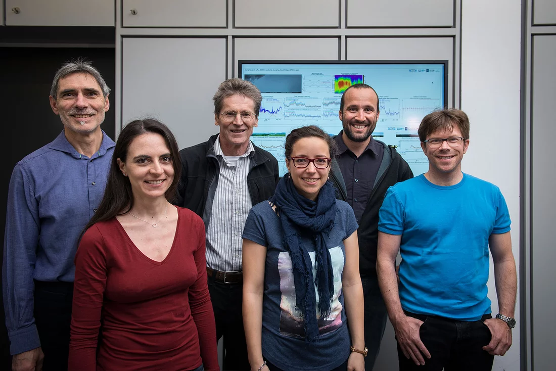 Das Team der Atmosphärenforschung am PSI. Vordere Reihe von links nach rechts: Carla Frege, Jasmin Tröstl, Martin Gysel. Hintere Reihe: Josef Dommen, Urs Baltensperger, Federico Bianchi. (Foto: Paul Scherrer Institut/Mahir Dzambegovic)