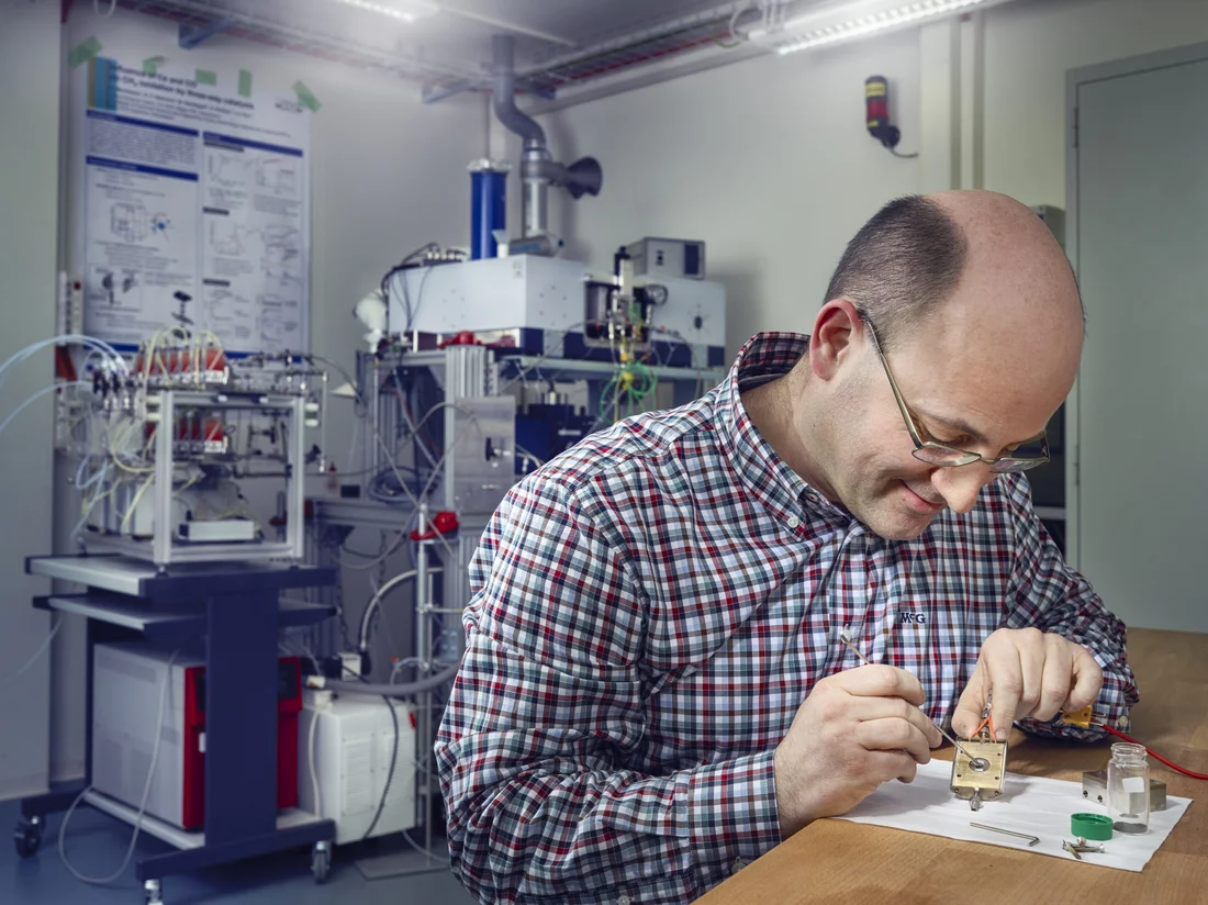 Davide Ferri prepares a catalyst sample in the measurement chamber. Afterwards the chamber will be mounted in the instrument visible in the background or moved to a beamline and probed there with synchrotron light. (Photo: Scanderbeg Sauer Photography)