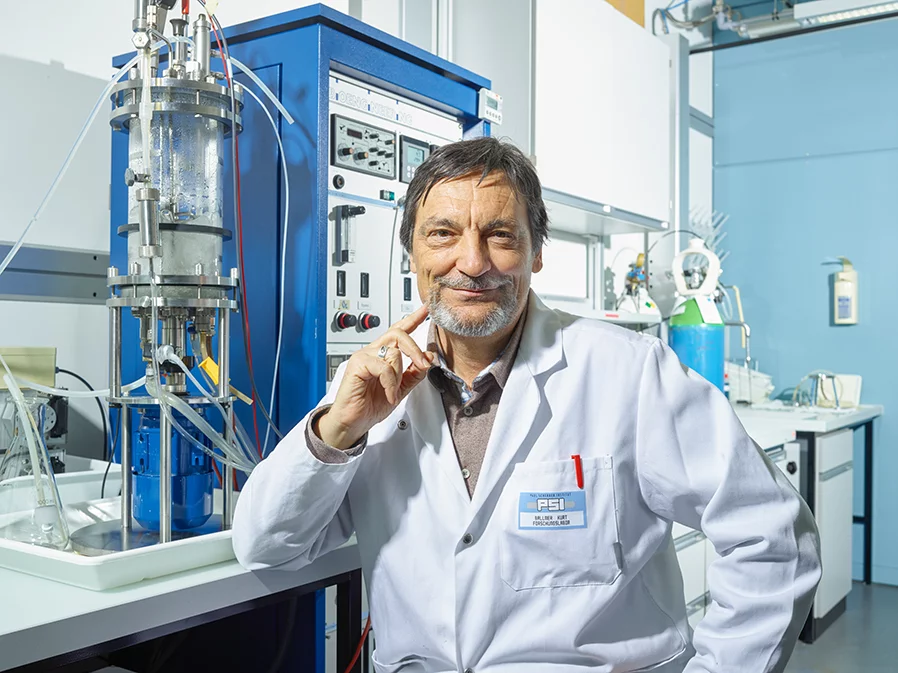 Kurt Ballmer-Hofer investigates the molecular mechanisms that stimulate the formation of new blood vessels. With this knowledge, new agents could be developed that cut tumours off from their blood supply and thus effectively starve them. (Photo: Scanderbeg Sauer Photography)