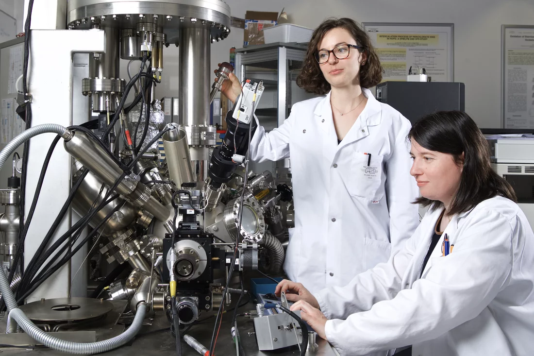 Juliette Billaud, Mit-Erstautorin der neuen Studie, und Claire Villevieille, Leiterin der Forschungsgruppe für Batteriematerialien am Paul Scherrer Institut. (Foto: Markus Fischer/Paul Scherrer Institut)
