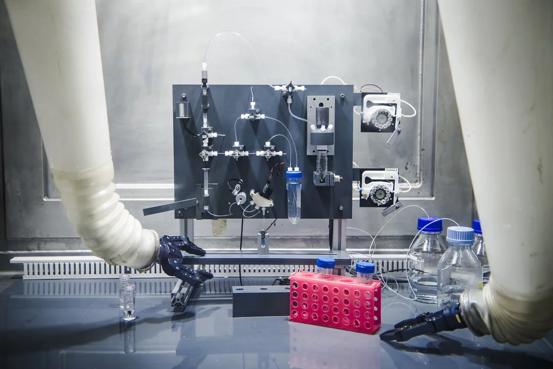 A view into the interior of a hot cell. This is where cyclotron-produced scandium-44 is purified and put into scintillation vials. (Photo: Paul Scherrer Institute/Mahir Dzambegovic)