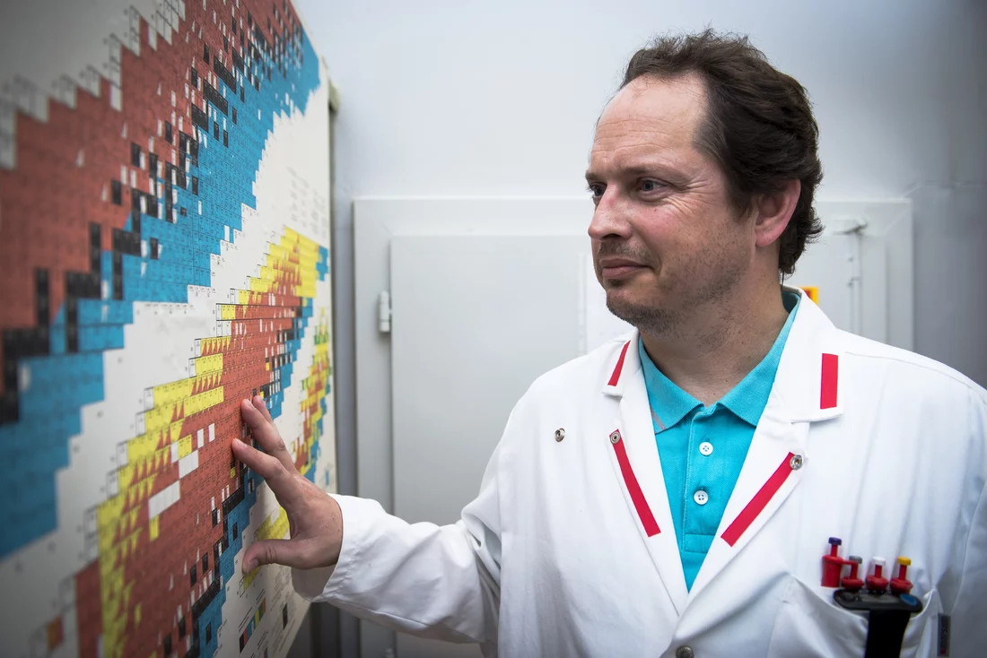 The first step in developing a new radionuclide for medicinal purposes starts at the Karlsruhe nuclide chart. This contains information about their decay modes and energies, as well as their mass numbers and half-lives. Specialists such as Nick van der Meulen use the chart to assess which elements are best suited towards the production of certain radionuclides. (Photo: Paul Scherrer Institute/Mahir Dzambegovic)