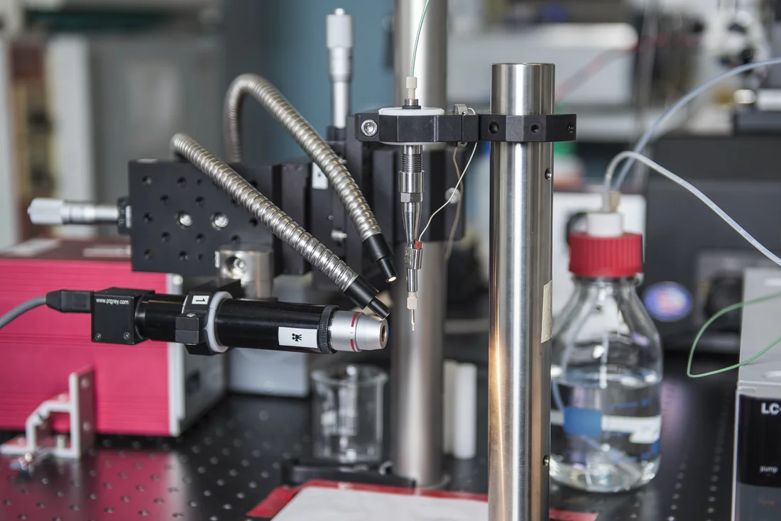 Der Injektor injiziert winzige Proteinkristalle in den Röntgenpulsstrahl. Er benötigt pro Experiment nur wenige Milligramm der kostbaren Kristalle. (Foto: Paul Scherrer Institut/Mahir Dzambegovic)