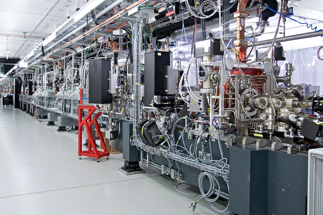 The SwissFEL injector with the electron source, shortly before generation of the first electrons. (Photo: Paul Scherrer Institute/Markus Fischer)