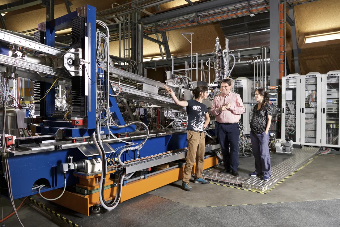 Sara Catalano, Forscherin an der Universität Genf, Thorsten Schmitt vom Paul Scherrer Institut und Marta Gibert, Forscherin an der Universität Genf (von links nach rechts) an der ADRESS-Strahllinie der Synchrotron Lichtquelle Schweiz SLS. (Foto: Paul Scherrer Institut/Markus Fischer)
