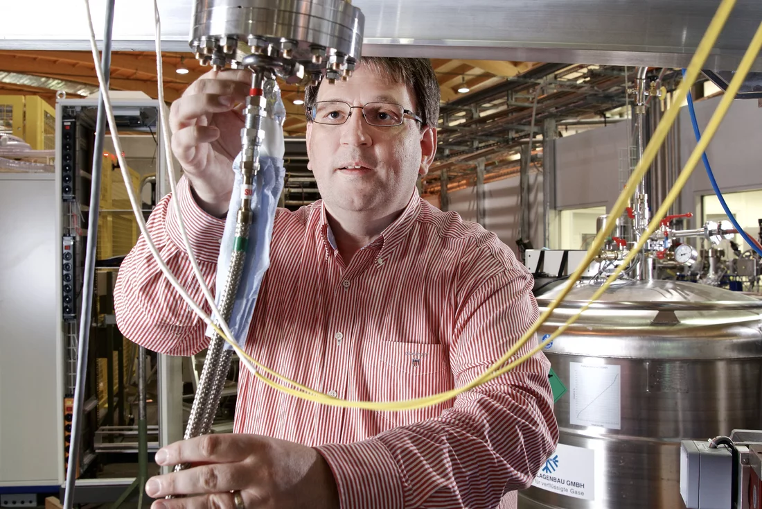 Thorsten Schmitt, Forschungsgruppenleiter Spektroskopie neuartiger Materialien am Paul Scherrer Institut, an der ADRESS-Strahllinie der Synchrotron Lichtquelle Schweiz SLS. (Foto: Paul Scherrer Institut/Markus Fischer)