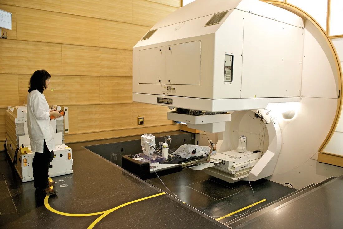 A child is being prepared for treatment of a tumour in Gantry 1 of the Paul Scherrer Institute. During the session, the child is under anaesthesia. The advantages of proton therapy over conventional radiation therapy are especially great when it comes to treating children. (Photo: Paul Scherrer Institute/Markus Fischer)